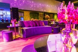 Descubre las tendencias de decoración para eventos en 2026: colores vibrantes, diseño natural, arte escenográfico y detalles personalizados para crear celebraciones modernas, elegantes y memorables en Querétaro.